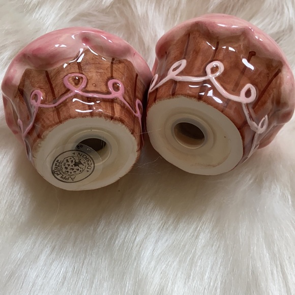 Cute cupcake style salt & pepper shakers. - Picture 3 of 5